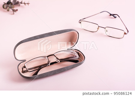 The concept of correct storage - whole glasses in a hard case and broken glasses nearby 95086124