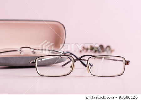 The concept of correct storage - broken glasses on the background of a hard case with glasses The concept of correct storage - broken glasses on the background of a hard case with glasses 95086126