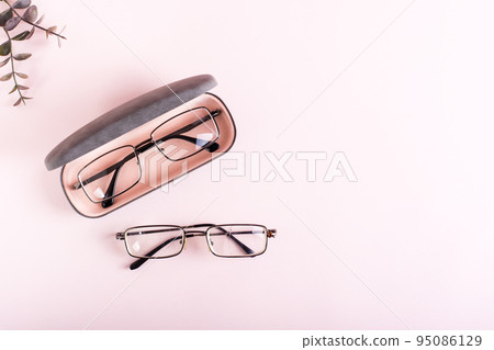 The concept of correct storage - whole glasses in a hard case and broken glasses. Top view The concept of correct storage - whole glasses in a hard case and broken glasses. Top view 95086129