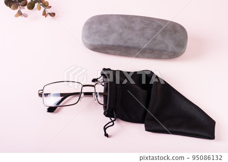 Glasses storage concept - choice between soft case and hard case Glasses storage concept - choice between soft case and hard case 95086132