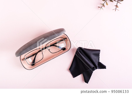 Glasses in an open case and cleaning cloth. Storage and care. Top view. 95086133