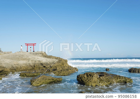 伊豆白浜海灘，遊客在大明神岩的鳥居門口拍照和漂浮在水中的彩虹 95086158