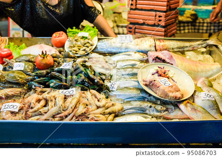 Seafood on ice sell in local fishery night market Seafood on ice sell in local fishery night market 95086703