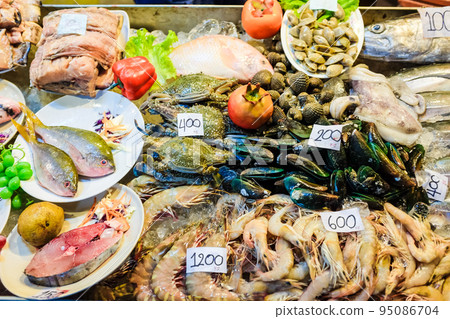 Seafood on ice sell in local fishery night market Seafood on ice sell in local fishery night market 95086704
