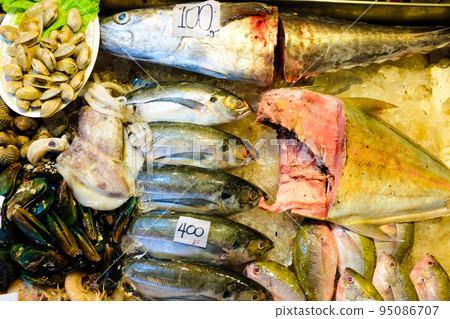 Seafood on ice sell in local fishery night market Seafood on ice sell in local fishery night market 95086707