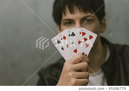 撲克牌和男人 95086779