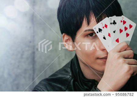 撲克牌和男人 95086782
