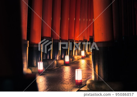 伏見稻荷神社千鳥居千燈燈 伏見稻荷神社千鳥居千燈燈 95086857