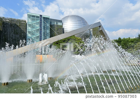 名古屋市科學館（中區榮）和公園噴泉 95087303