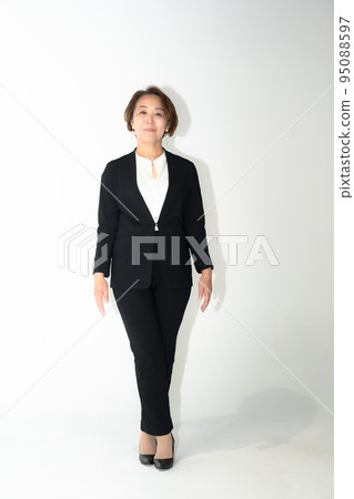 穿西裝的女人,女商人 穿西裝的女人,女商人 95088597