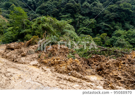 Landslide caused by typhoon Maruo Falls in Kirishima City, Kagoshima Prefecture 95088970