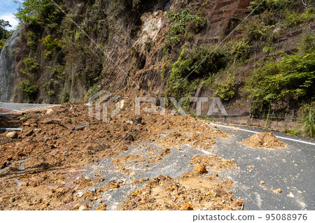 鹿兒島縣霧島市颱風丸尾瀑布引發山體滑坡 95088976