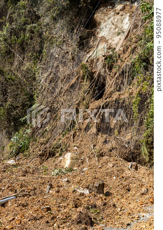 鹿兒島縣霧島市颱風丸尾瀑布引發山體滑坡 95088977