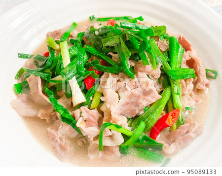 中國家常蒜葉炒肉塊（蒜葉炒牛肉） 95089133
