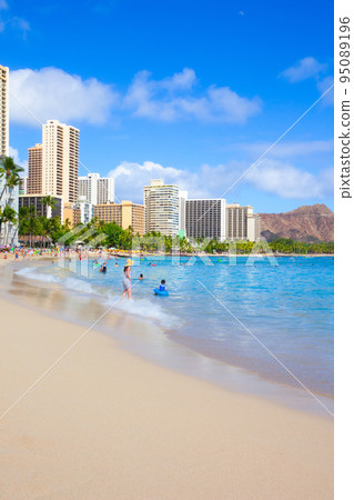White sands and emerald green waters of Waikiki Beach 95089196