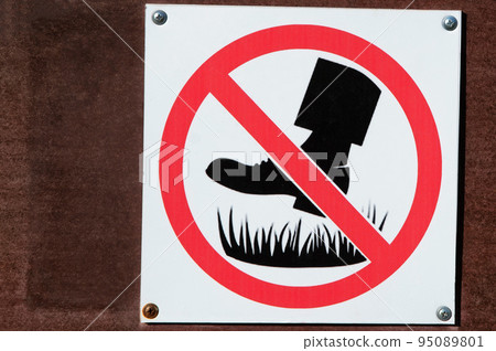 Close up no walking on grass sign 95089801