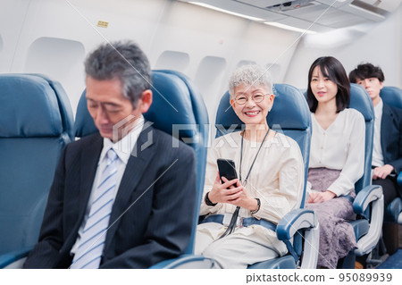 Passengers spending time on board an airplane 95089939