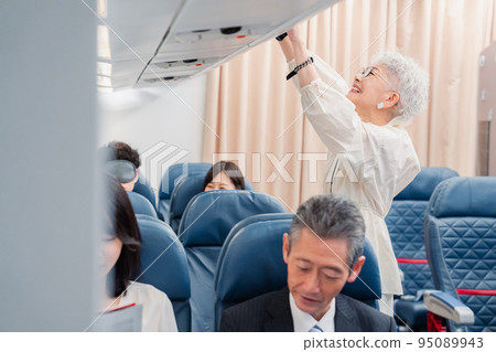 花時間在飛機上的乘客 95089943