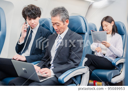 花時間在飛機上的乘客 95089953