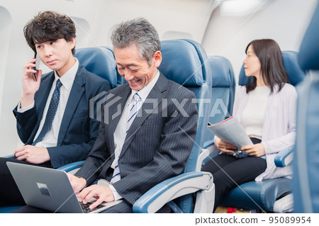 花時間在飛機上的乘客 95089954