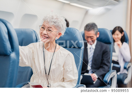 Passengers spending time on board an airplane 95089955