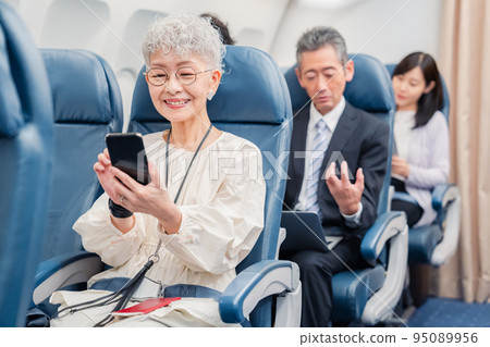 Passengers spending time on board an airplane 95089956