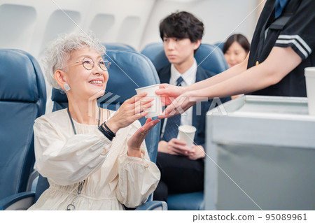 Passengers spending time on board an airplane 95089961