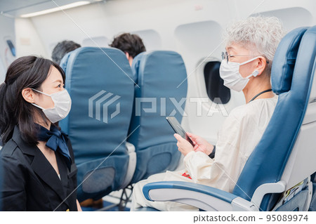 花時間在飛機上的乘客 95089974