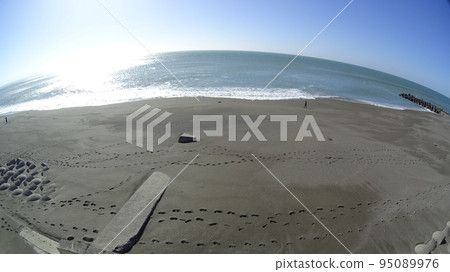 在這陽光明媚的日子裡，太平洋異常平靜。 95089976