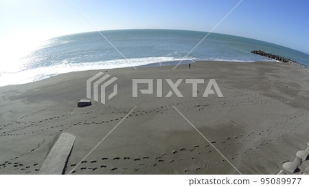 在這陽光明媚的日子裡，太平洋異常平靜。 95089977