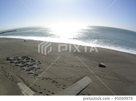 在這陽光明媚的日子裡，太平洋異常平靜。 95089978