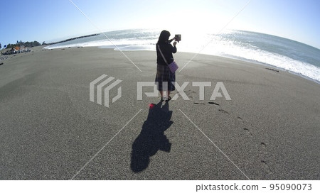 Invited by the summer weather, I took pictures of the magnificent Pacific Ocean with my smartphone in hand. 95090073