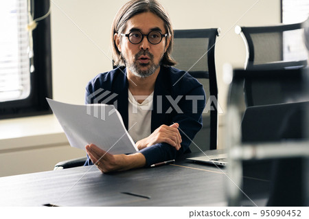 middle man in conference room 95090452