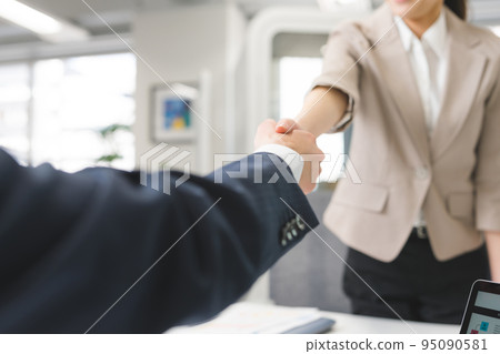 握手的女商人 95090581