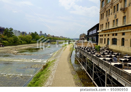 京都市四條大橋南側右岸的東笠館總店樓層景觀 95090950