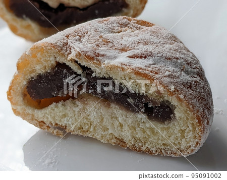 Bean paste donut Donut filled with red bean paste_10 95091002