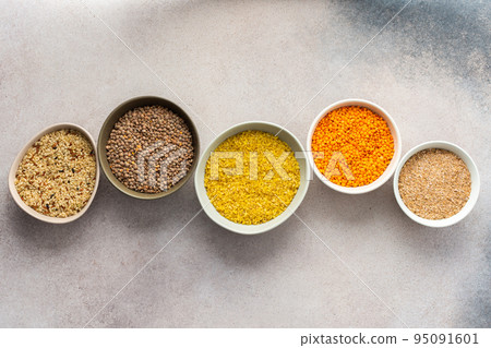 Grain cereals in bowls 95091601
