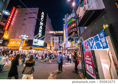 9 月日本東京城市景觀。位於澀谷中心街的 PCR 檢測點。城市中的成人風格。世界上最多的 9 週...= 9 月 25 日 9 月日本東京城市景觀。位於澀谷中心街的 PCR 檢測點。城市中的成人風格。世界上最多的 9 週...= 9 月 25 日 95091873
