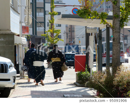 九州大相撲錦標賽期間,相撲選手在博多鎮上行走 九州大相撲錦標賽期間,相撲選手在博多鎮上行走 95091906