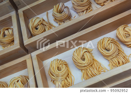 Artisanal pasta production in Italy 95092952