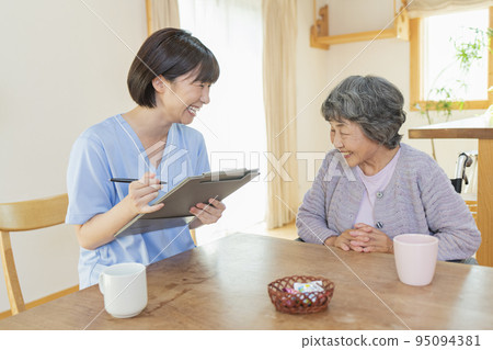 聽用戶的女醫務人員 聽用戶的女醫務人員 95094381