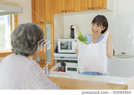 購物的女性保姆和女性用戶 95094404