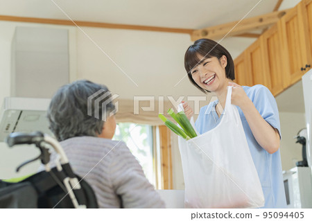 購物的女性保姆和女性用戶 95094405