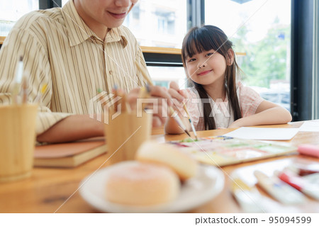 A happy kid and this father painting at home. Handmade skills training 95094599