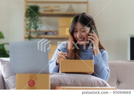 Asian SME business woman talking with client by phone at home office. online shopping concept 95094669