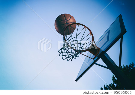 Ball enters the basket in an outdoor playing field 95095005