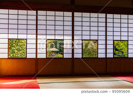 Autumn in Higashiyama, Kyoto, Unryu-in Temple with colored leaves, lotus room, scenery of colored paper Autumn in Higashiyama, Kyoto, Unryu-in Temple with colored leaves, lotus room, scenery of colored paper 95095609