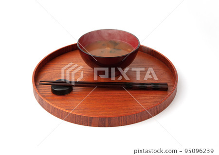 熱氣騰騰的紅味噌湯白色背景 95096239