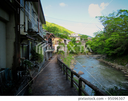 河津川沿岸的伊豆湯賀野溫泉街景 95096307