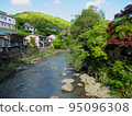 河津川沿岸的伊豆湯賀野溫泉街景 95096308